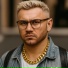 Hardstyle Killer, умный человек в очках